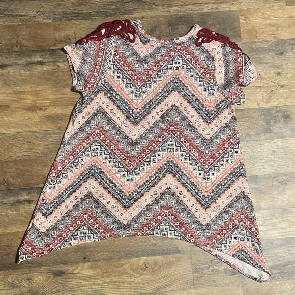 ABSOLUTELY FAMOUS Junior's Chevron Top - Picture 4 of 4